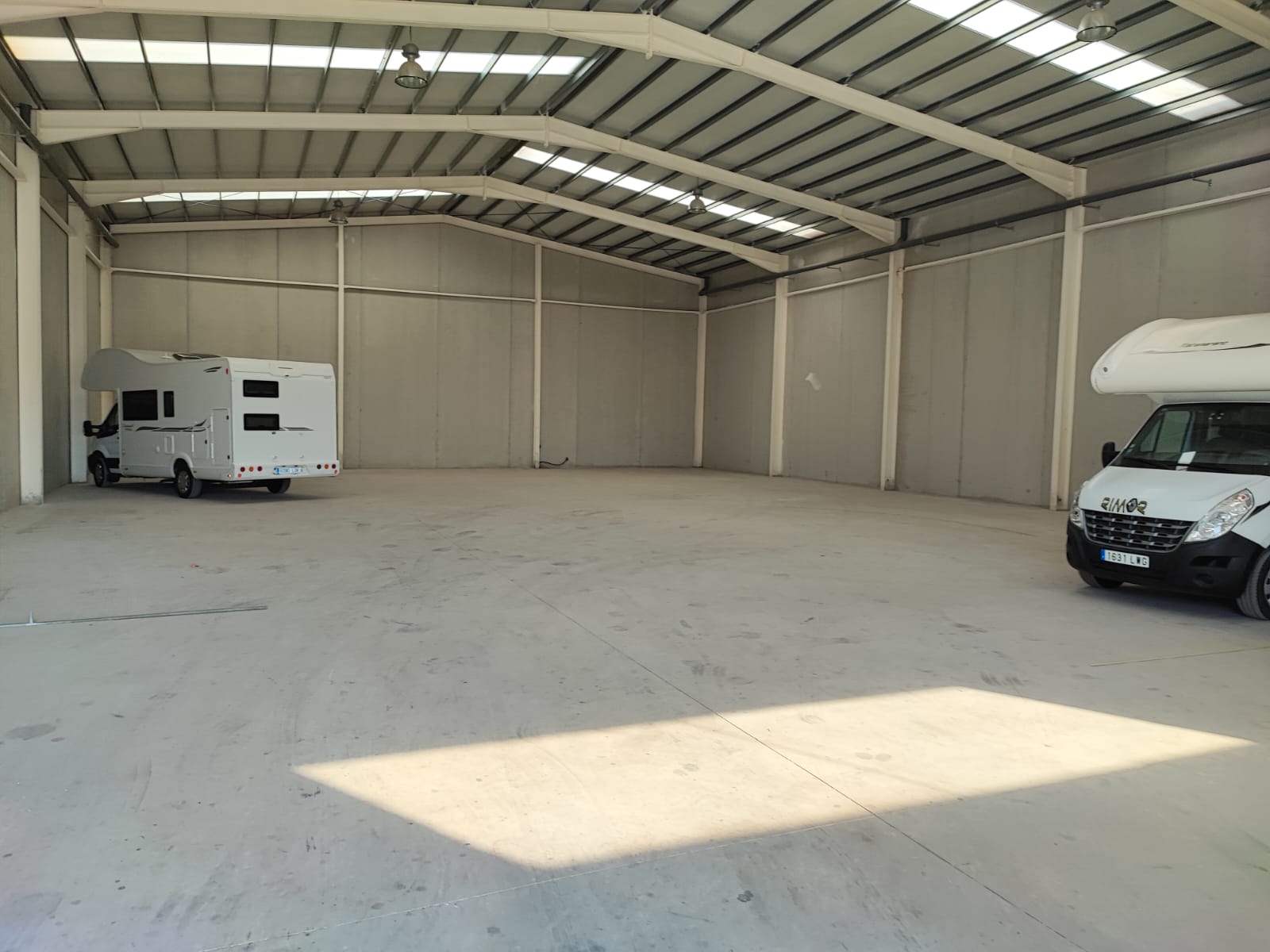 Interior de la nave de Autocaravanas Javimar con autocaravanas aparcadas