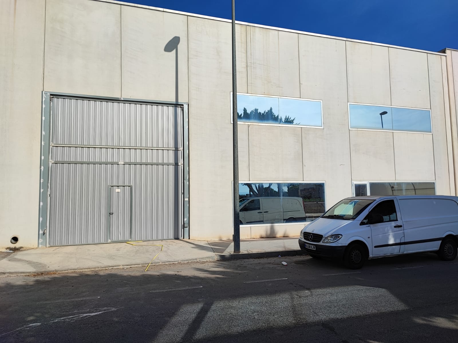 Fachada exterior de las instalaciones de Autocaravanas Javimar en Roldán