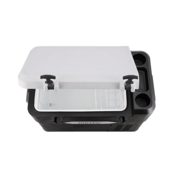 Nevera portátil de compresión Mestic con tapa abierta, diseño compacto en blanco y negro para autocaravana