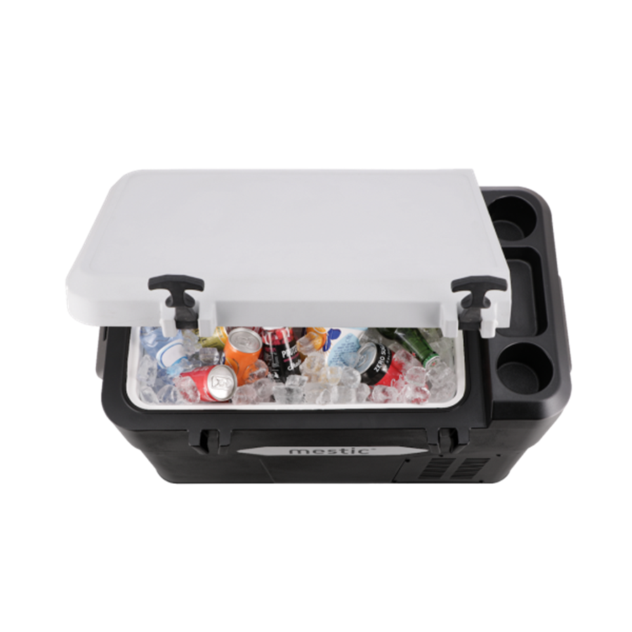 Nevera portátil de compresión Mestic abierta con bebidas y hielo, ideal para autocaravana y viajes