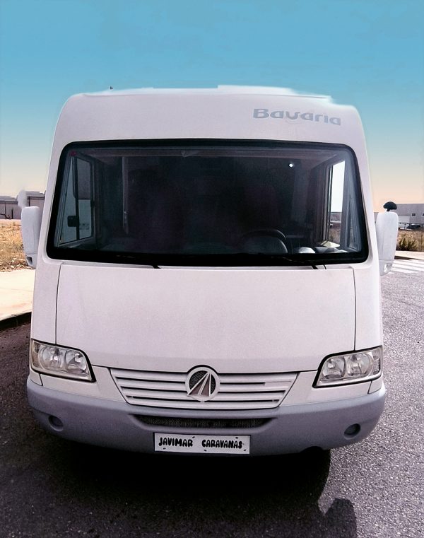 IMG_20260717_110037 Autocaravana integral Bavaria I68 de ocasión en excelente estado, vista frontal exterior blanca