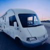 IMG_20260717_112227 Autocaravana integral Bavaria I68 de ocasión en excelente estado, carrocería blanca vista de frente al atardecer