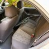 Interior trasero Hyundai Accent gasolina LC 1.3 con asientos de tela grises en buen estado