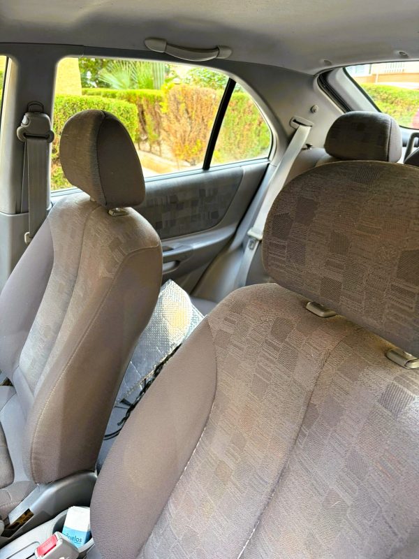 Interior trasero Hyundai Accent gasolina LC 1.3 con asientos tapizados en buen estado