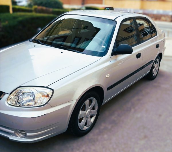 Hyundai Accent LC 1.3 gasolina color plata, berlina compacta en perfecto estado exterior