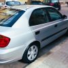 Hyundai Accent gasolina 1.3 LC color plata, vista trasera lateral, compacto sedán en perfecto estado