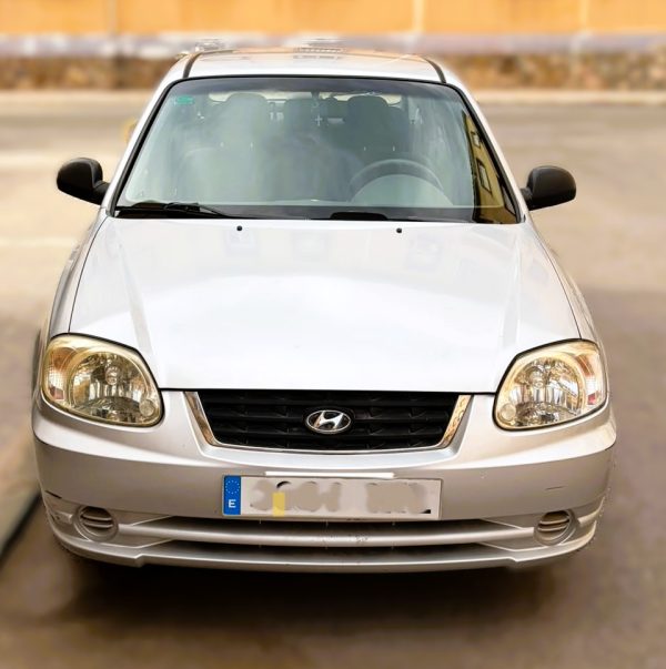 Hyundai Accent LC 1.3 gasolina plateado, vista frontal, en perfecto estado de conservación