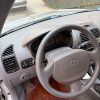 Interior Hyundai Accent gasolina LC 1.3 con volante, salpicadero y mandos en buen estado