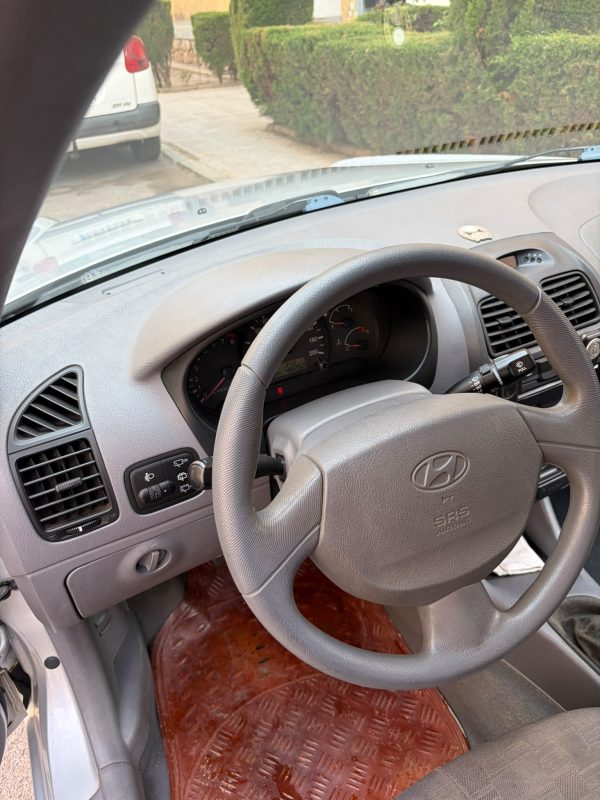 Interior Hyundai Accent gasolina LC 1.3 con volante, salpicadero y mandos en buen estado