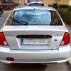 Hyundai Accent LC 1.3 gasolina color plata, vista trasera con maletero y emblema del modelo visible