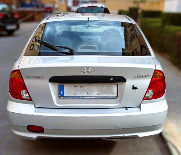 Hyundai Accent LC 1.3 gasolina color plata, vista trasera con maletero y emblema del modelo visible